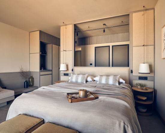 Zimmer mit Kingsize-Bett – Schlafzimmer mit Beistelltischen